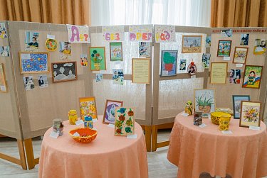 Солнечные дети поют и танцуют
